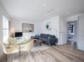 EasyStays - Modern Apartments in Windsor with Parking